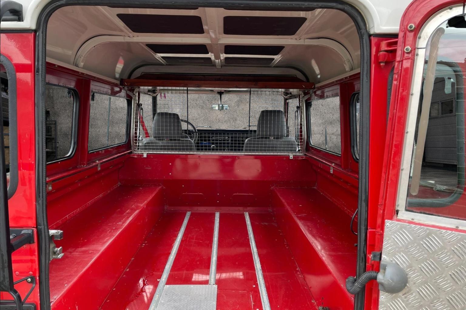 LAND ROVER Defender 110 2.5Td5 HT-image-4