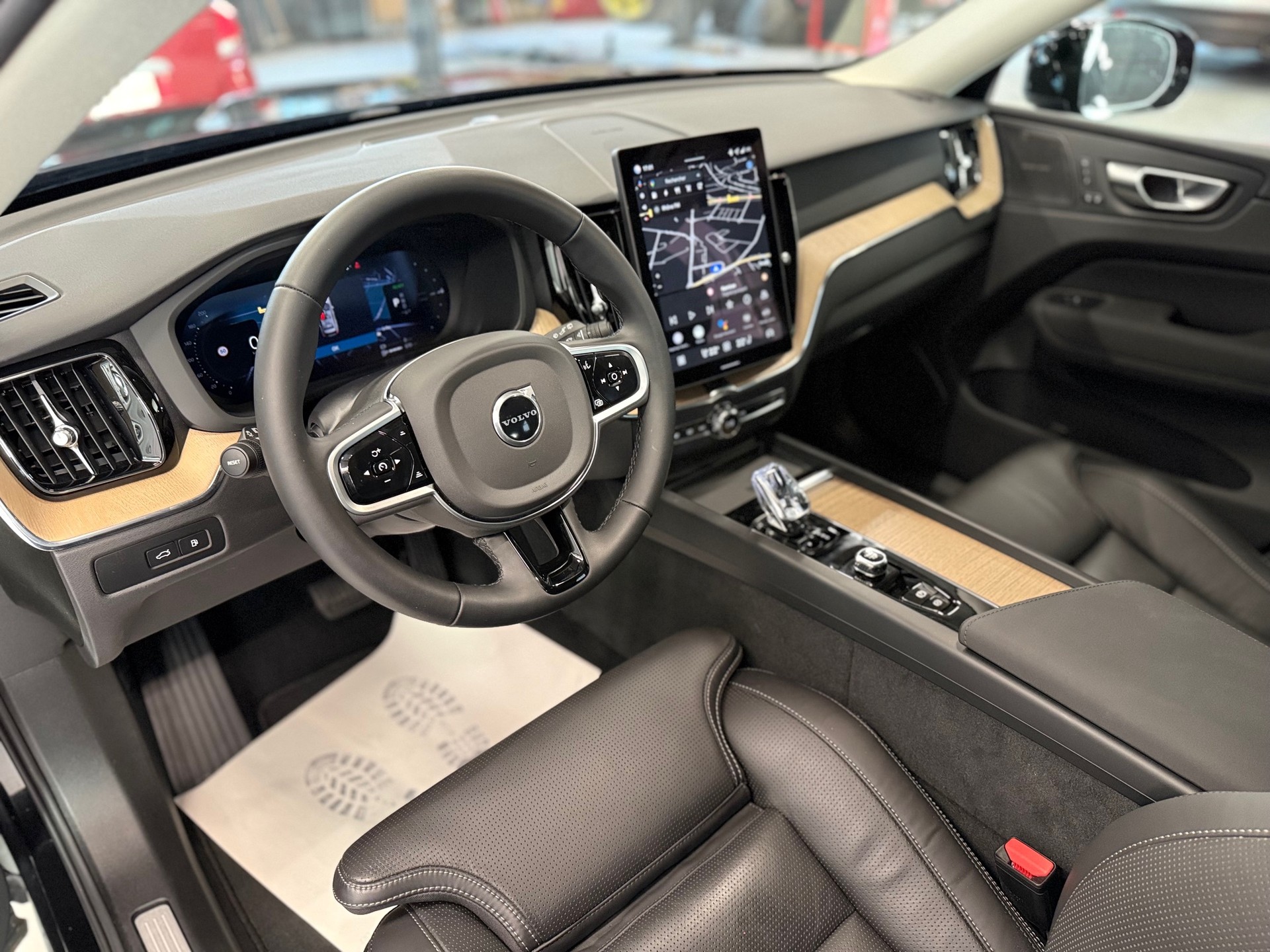 VOLVO XC60 T6 eAWD PluginHybrid Plus Dark Geartronic-image-11