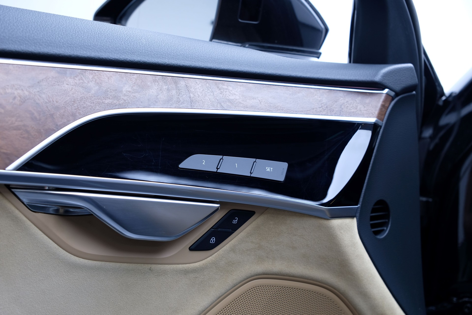 AUDI A8 55 TFSI quattro tiptronic-image-15