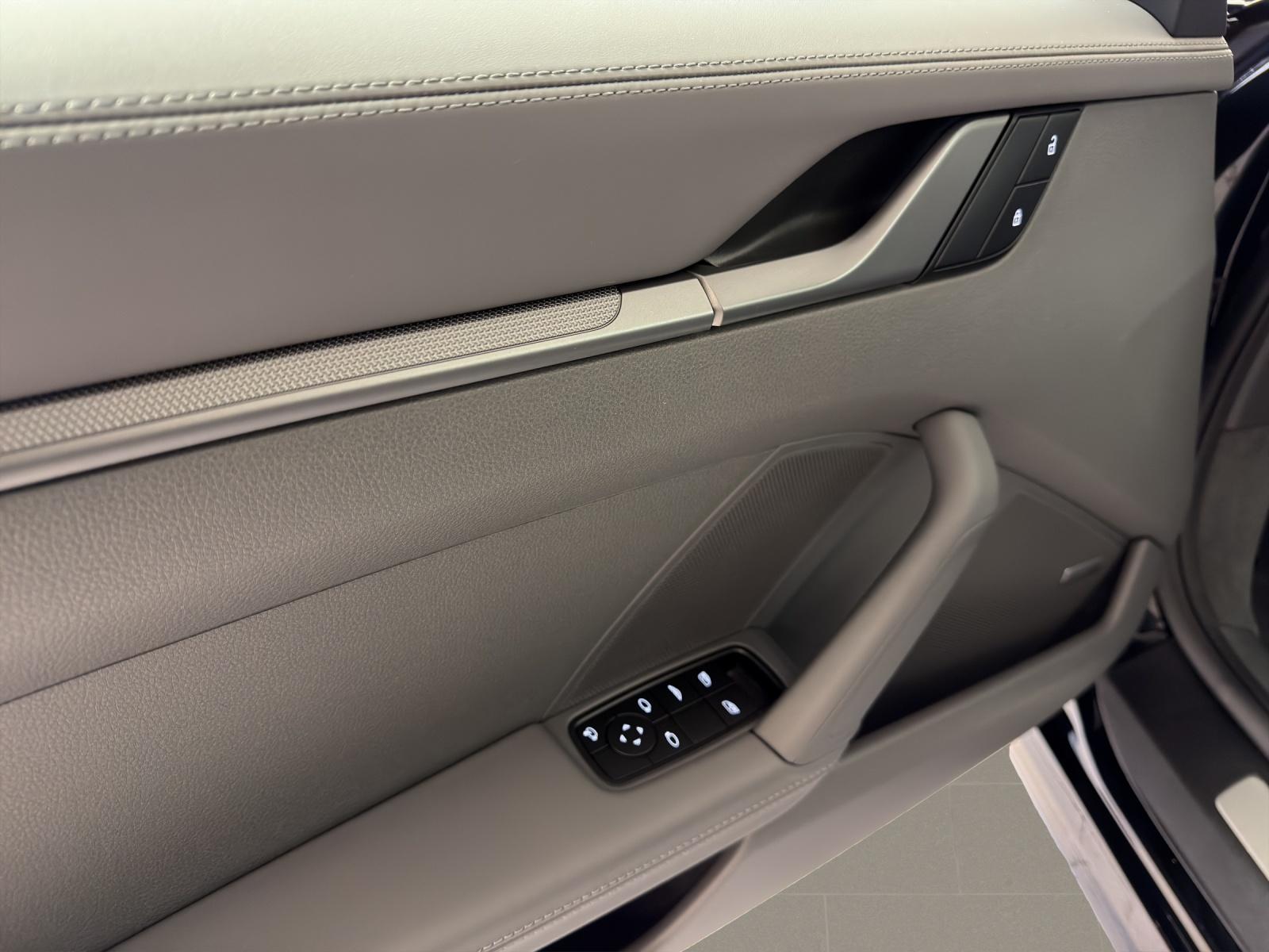 PORSCHE 911 Cabriolet 3.0 Carrera PDK-image-12