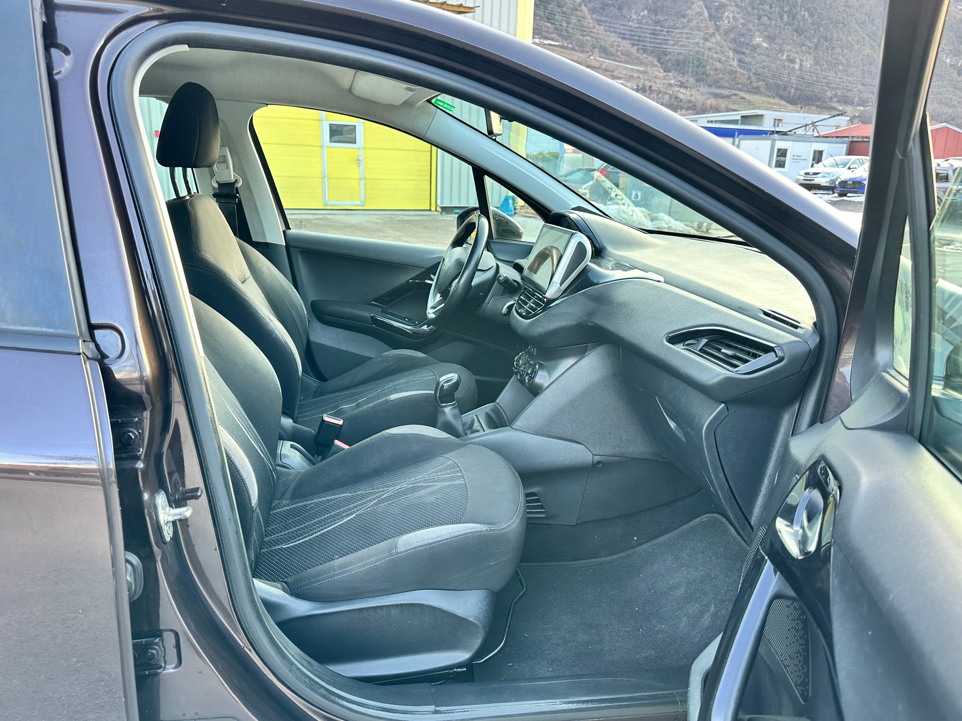 PEUGEOT 208 1.6 e-HDI Active-image-9