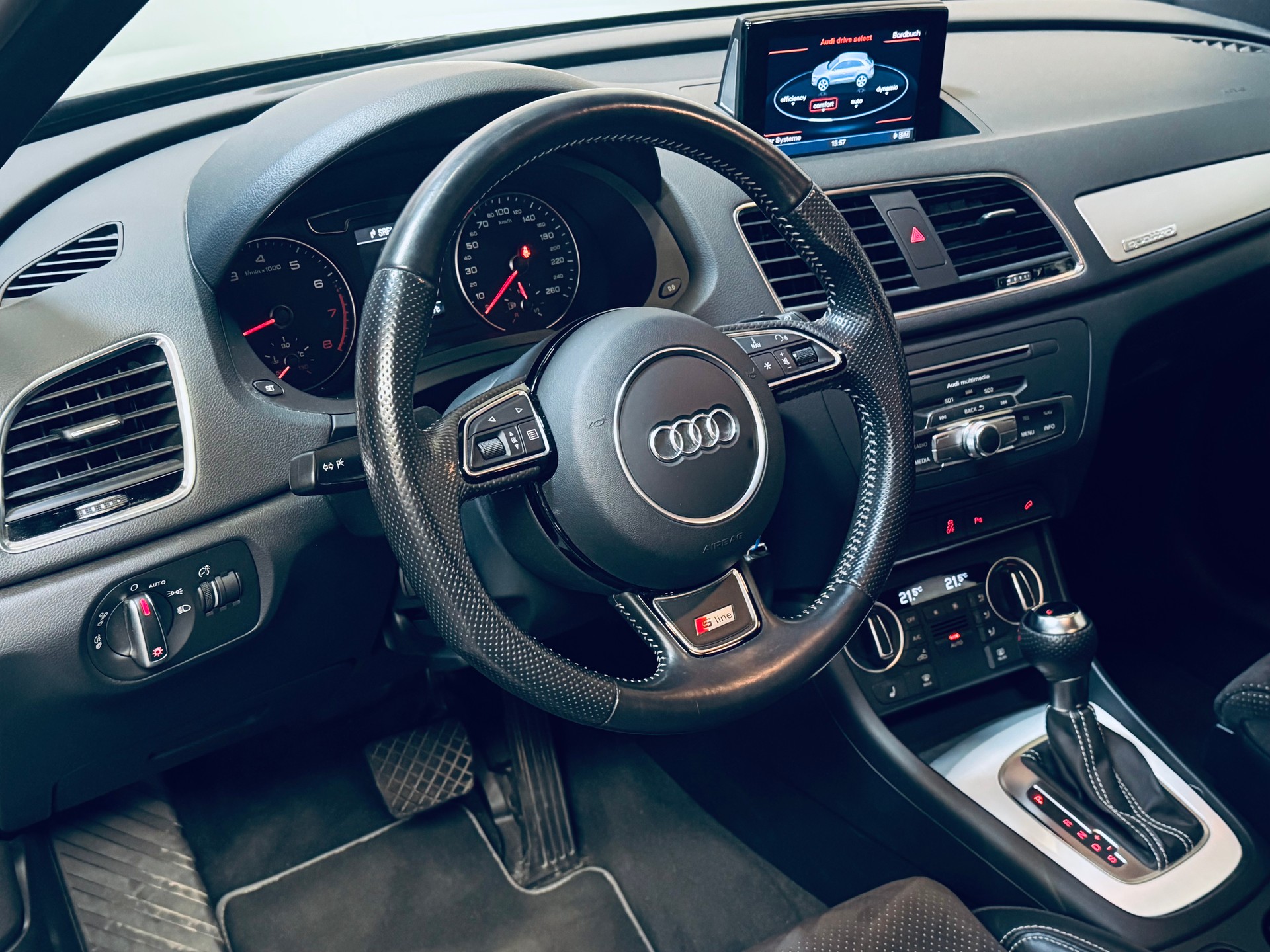 AUDI Q3 2.0 TFSI sport quattro S-tronic-image-12