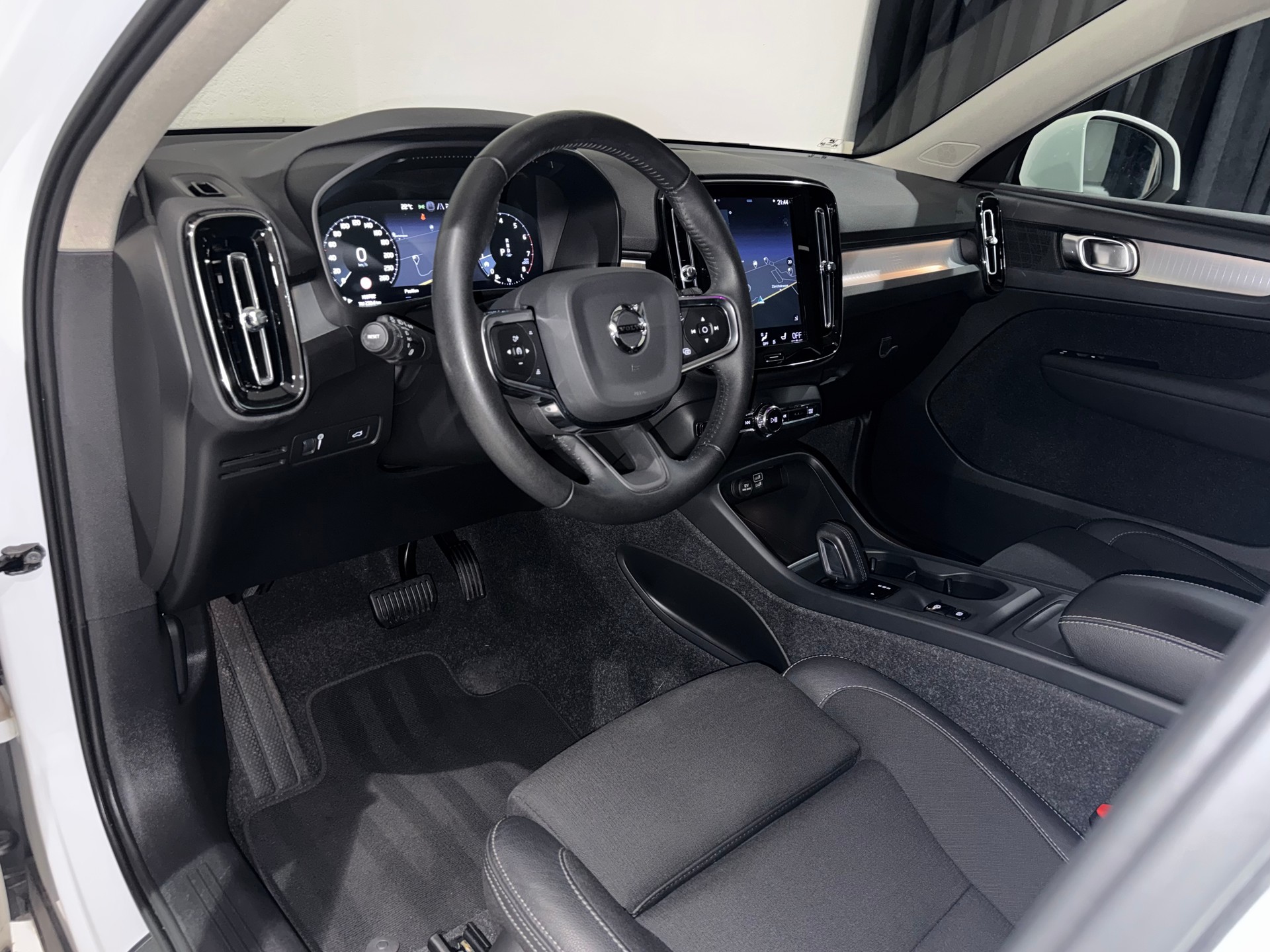 VOLVO XC40 T3 Momentum Geartronic | 1.Hand | CH |-image-12