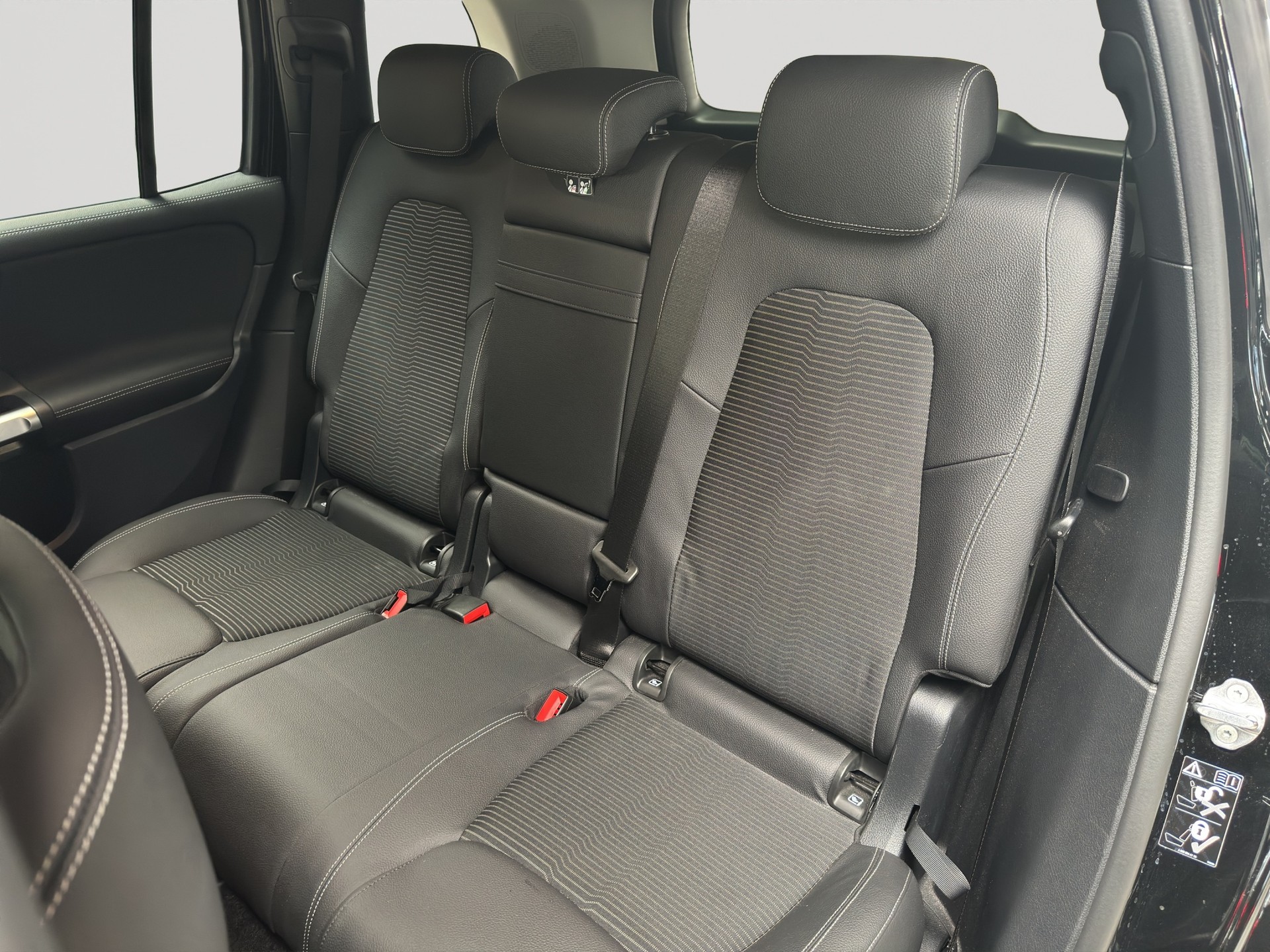 MERCEDES-BENZ GLB 200 4Matic Progressive 8G-Tronic-image-7
