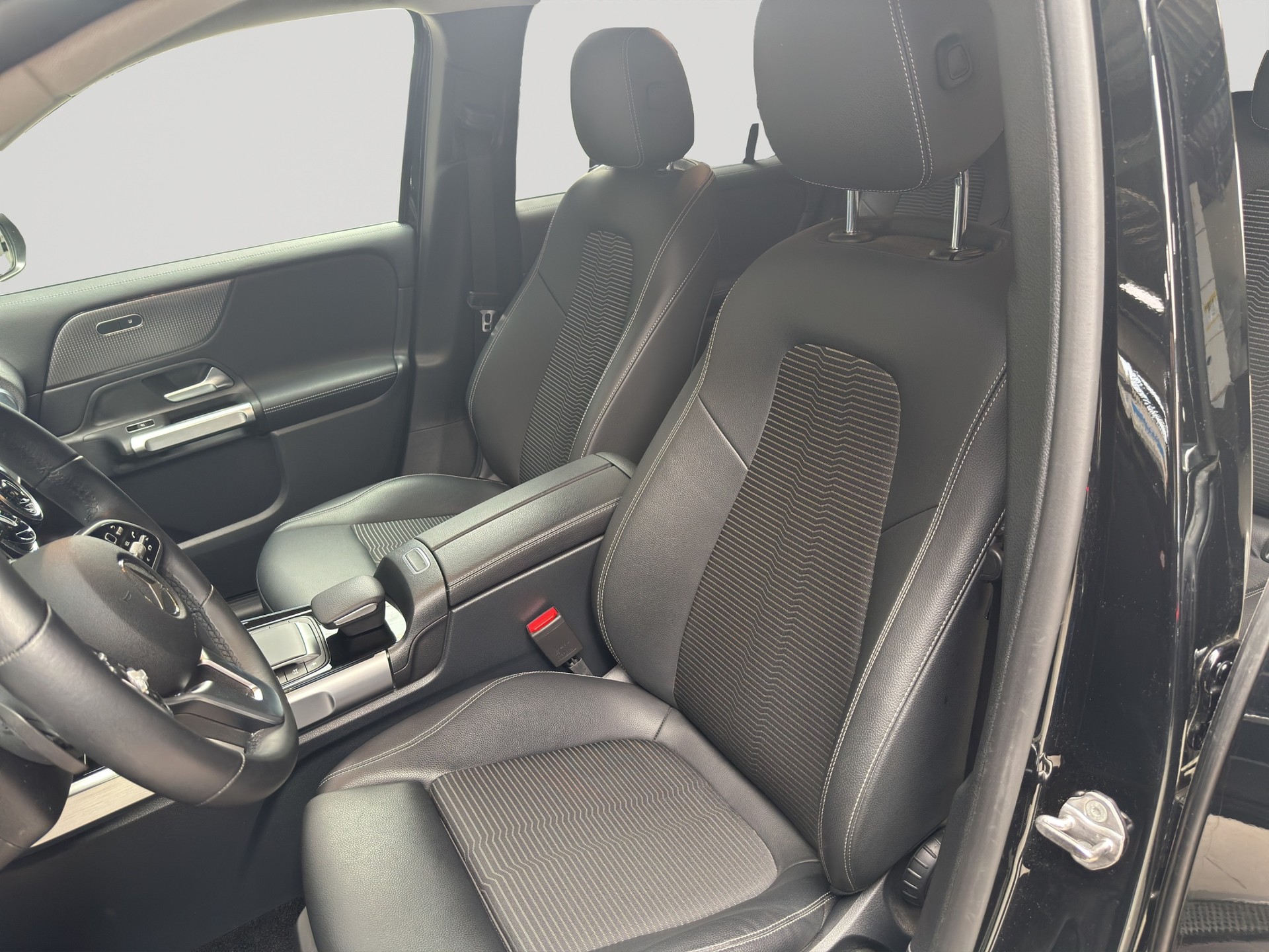 MERCEDES-BENZ GLB 200 4Matic Progressive 8G-Tronic-image-5