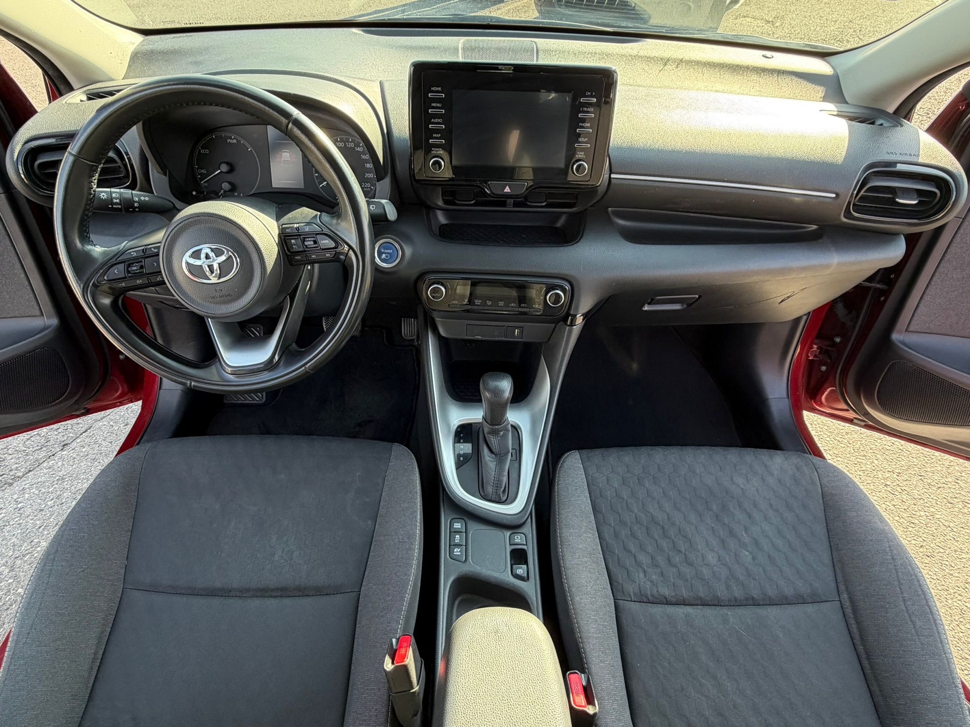 TOYOTA Yaris 1.5 Comfort e-CVT-image-6