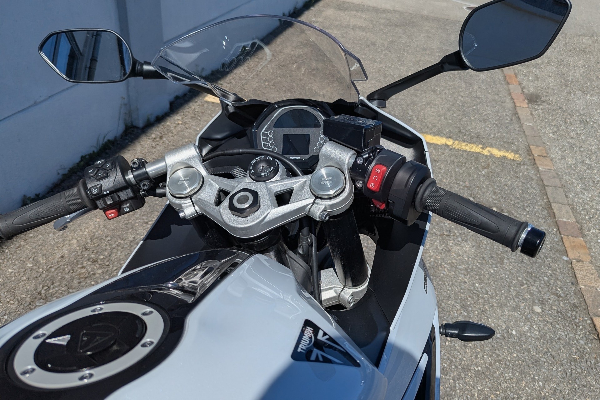 TRIUMPH Daytona 660-image-8
