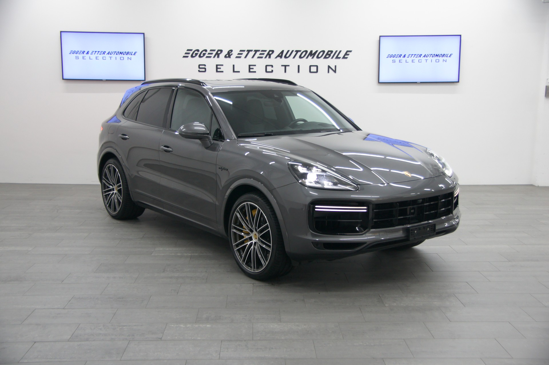 PORSCHE Cayenne Turbo S E-Hybrid-showroom-element-2