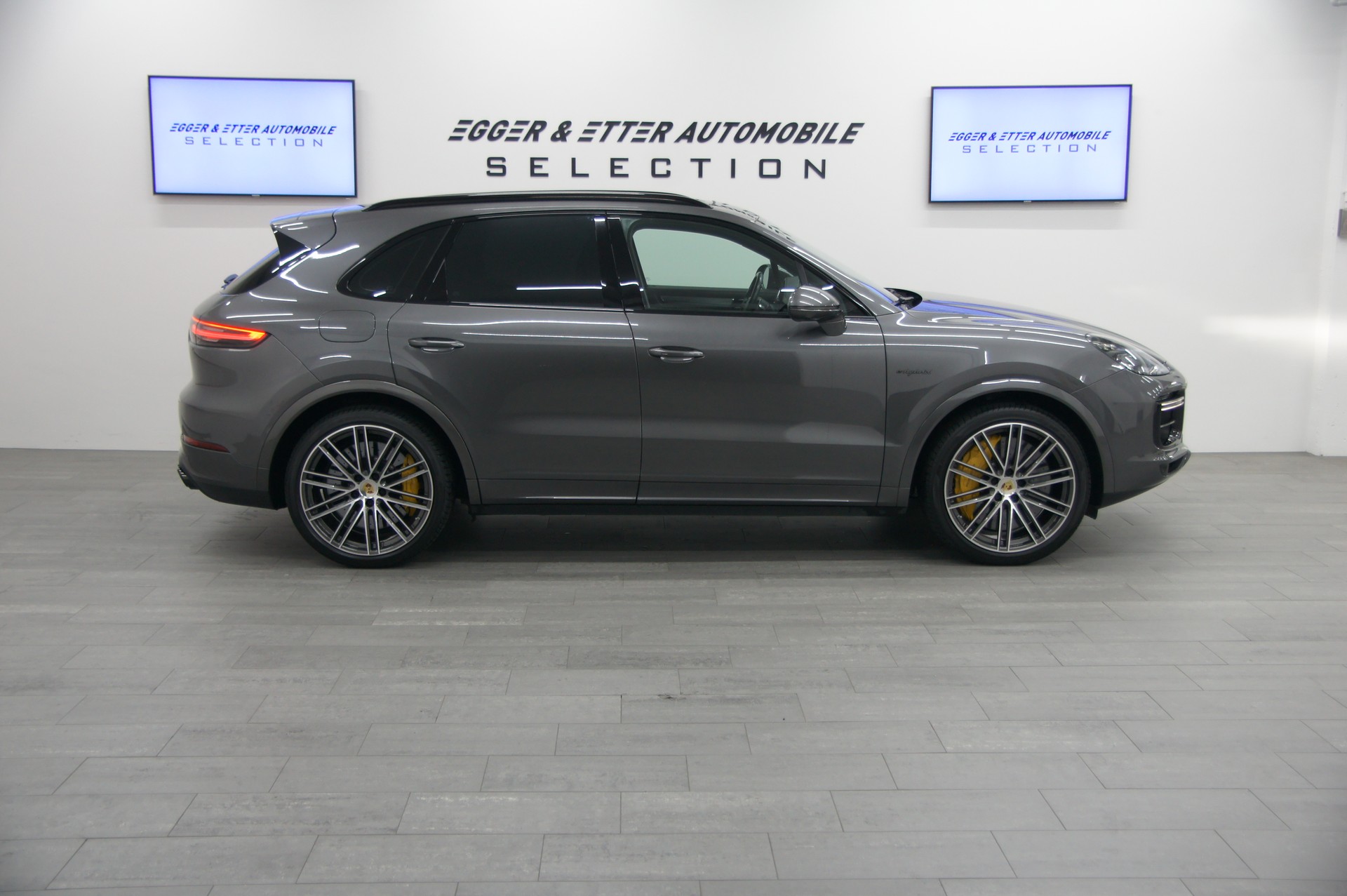 PORSCHE Cayenne Turbo S E-Hybrid-showroom-element-3