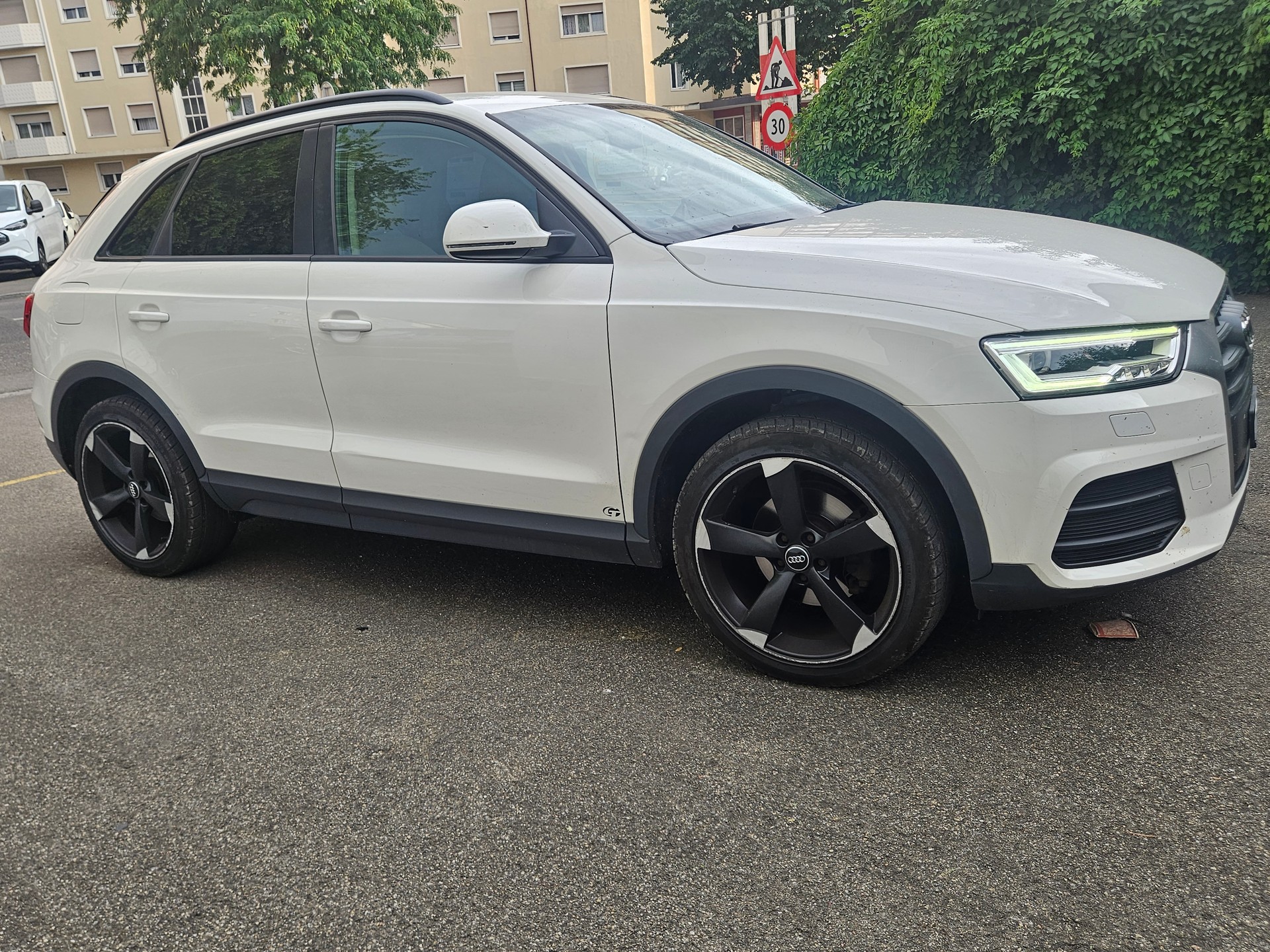 AUDI Q3 2.0 TFSI quattro S-tronic-image-3