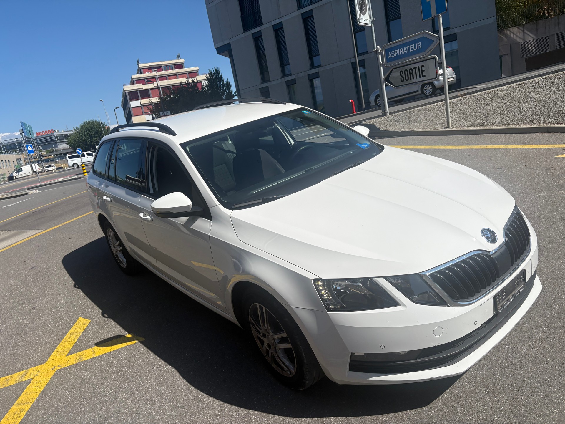 SKODA Octavia Combi 1.5 TSI Style DSG-image-3