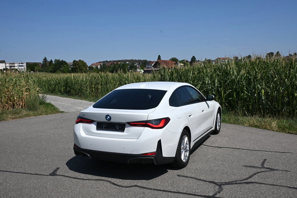 BMW i4 eDrive 40-image-2