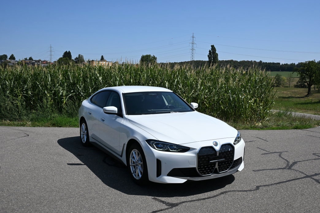 BMW i4 eDrive 40-image-1