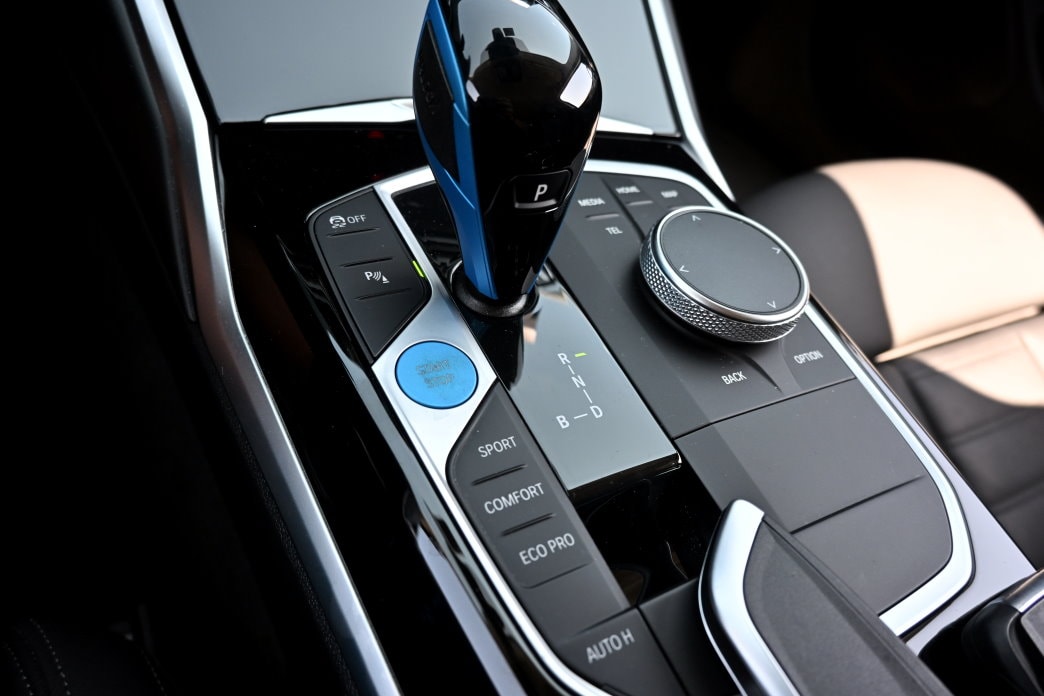 BMW i4 eDrive 40-image-11