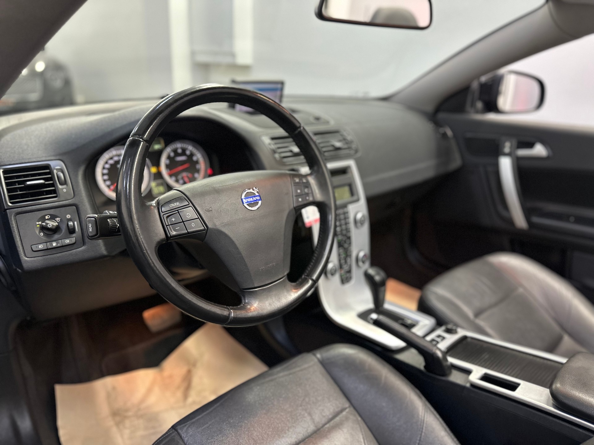 VOLVO C70 T5 Momentum Geartronic-image-11