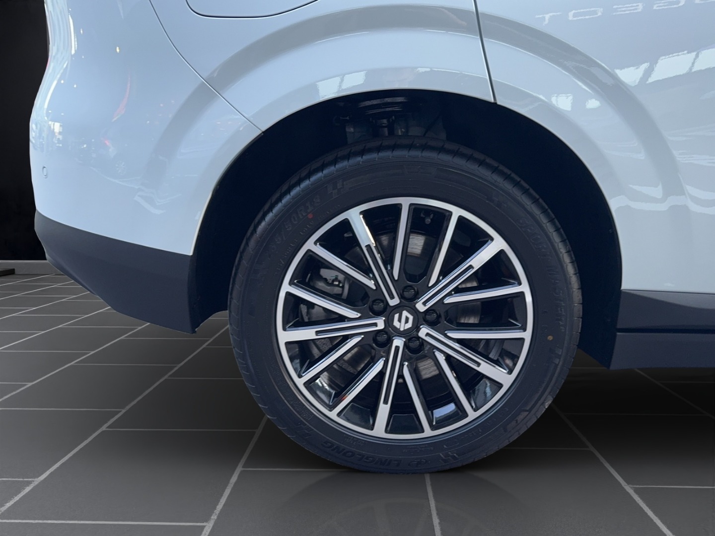 LEAPMOTOR B10 1.5 Hybrid EV-image-10