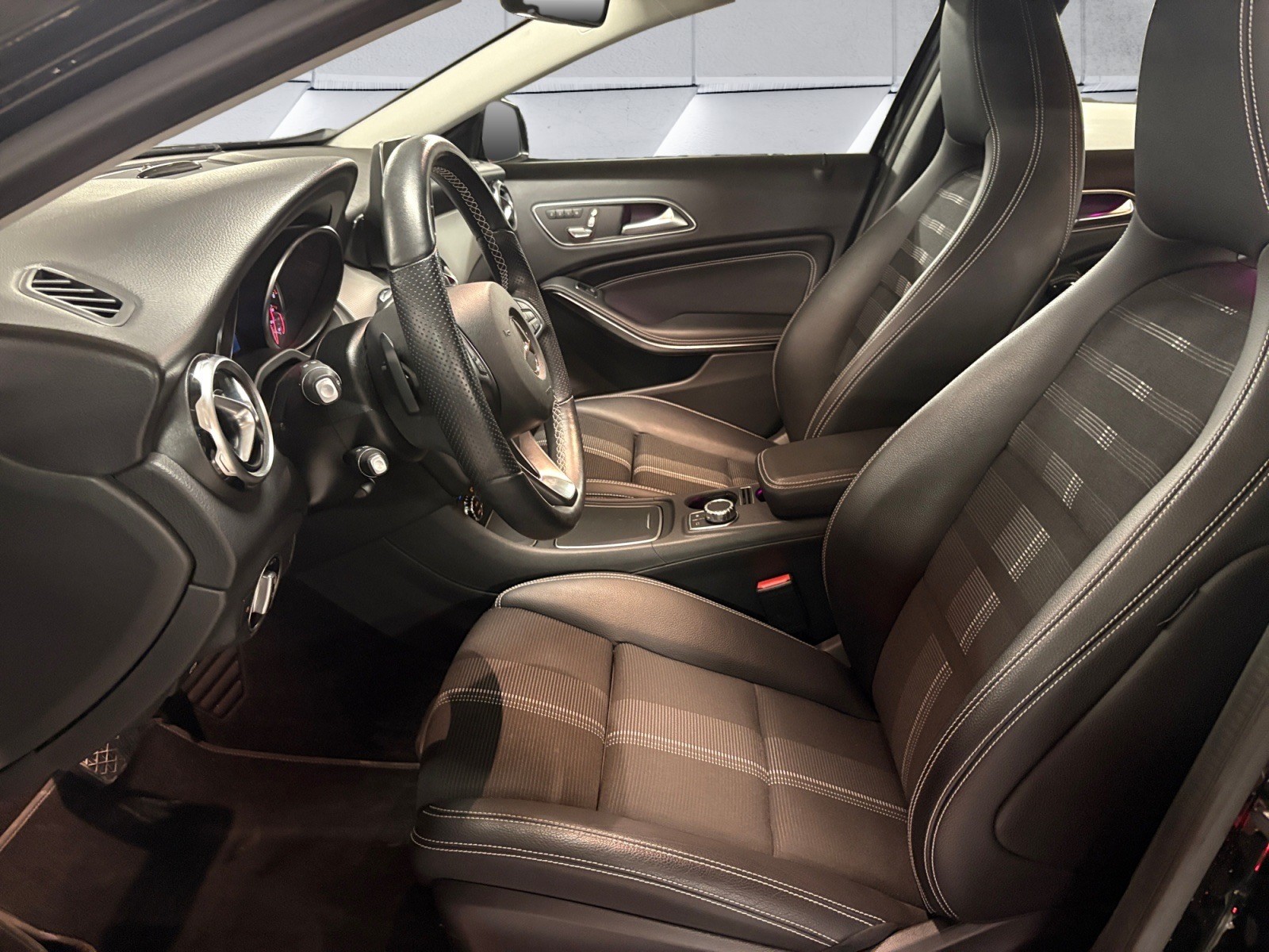 MERCEDES-BENZ GLA 200 d Urban 7G-DCT-image-12