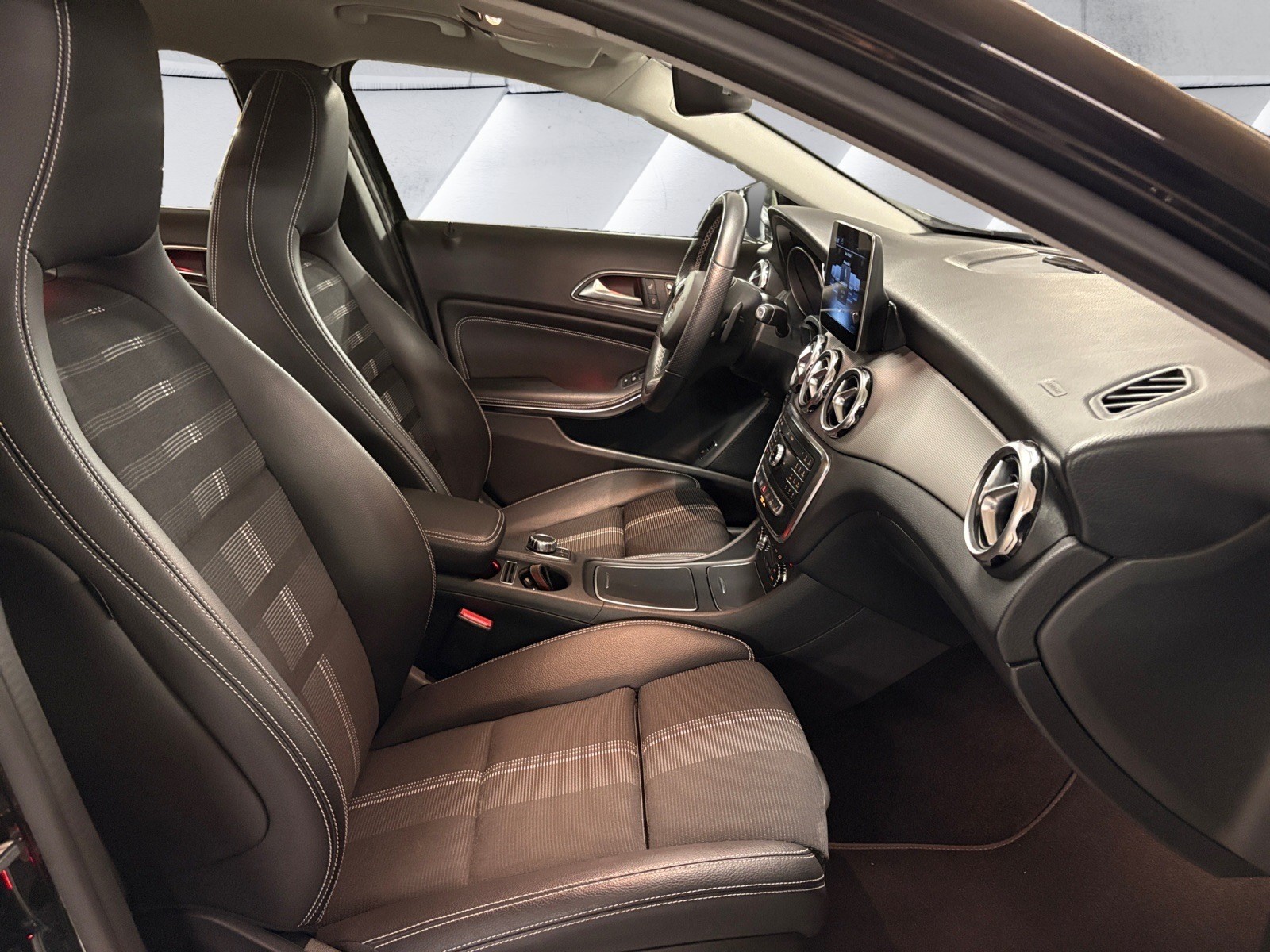 MERCEDES-BENZ GLA 200 d Urban 7G-DCT-image-13
