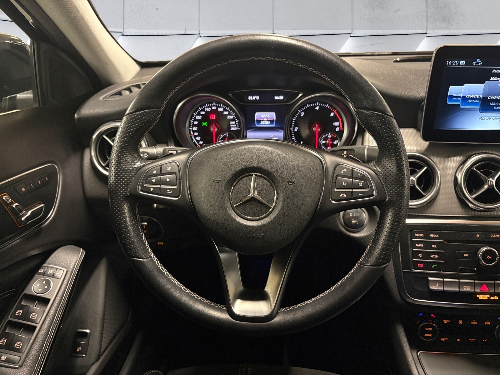 MERCEDES-BENZ GLA 200 d Urban 7G-DCT-image-9