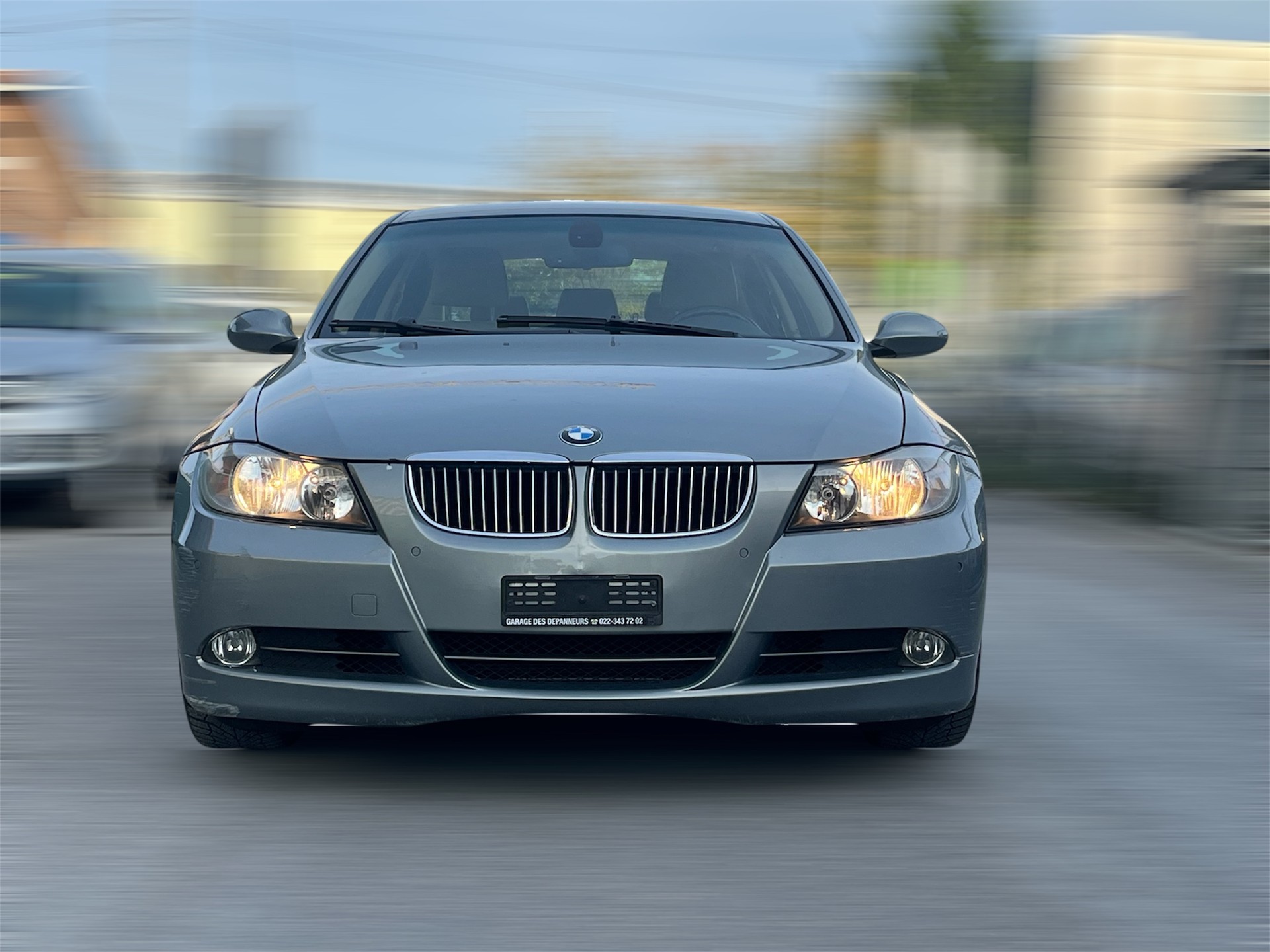 BMW 330i-showroom-element-3
