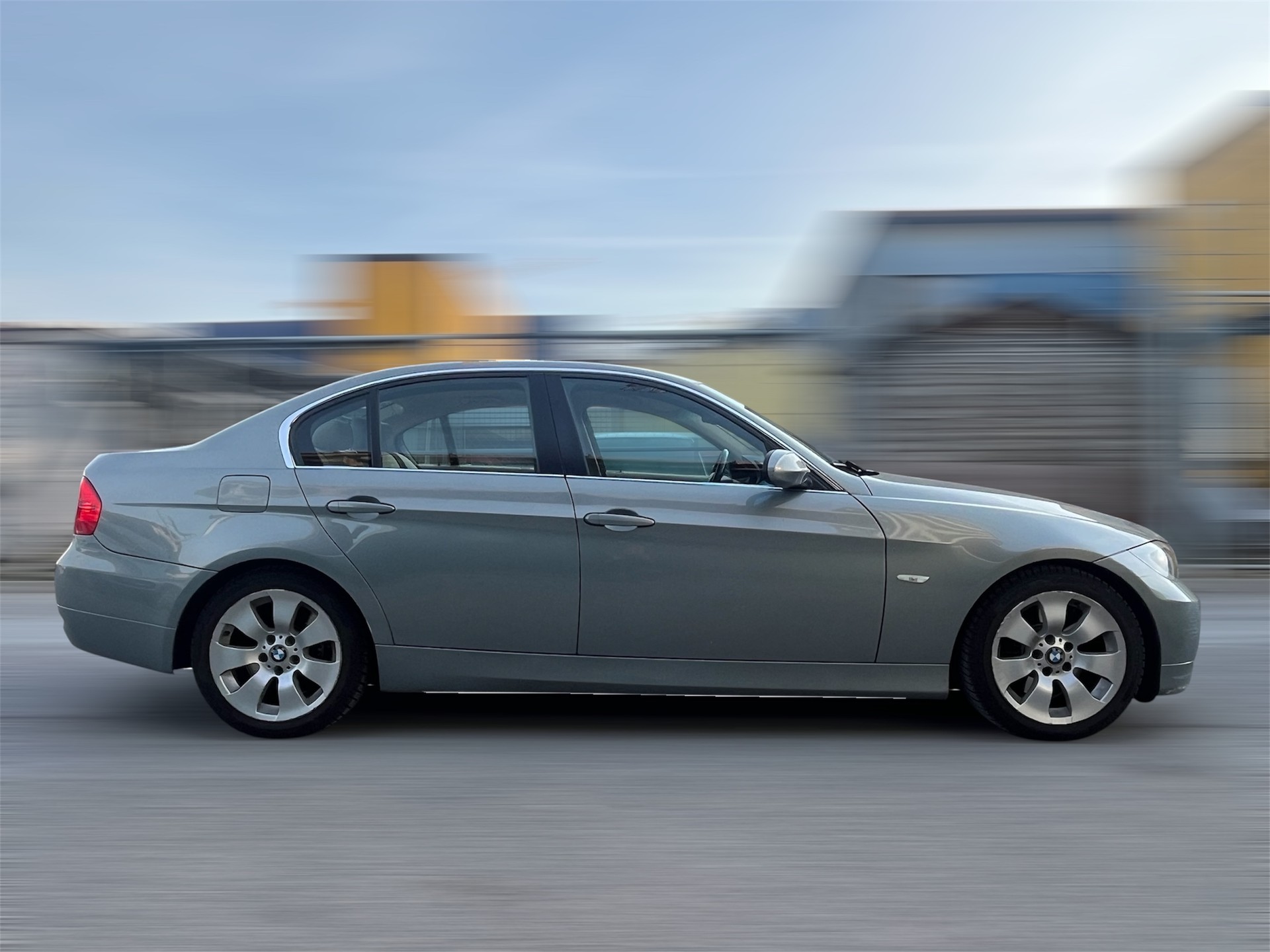 BMW 330i-showroom-element-1