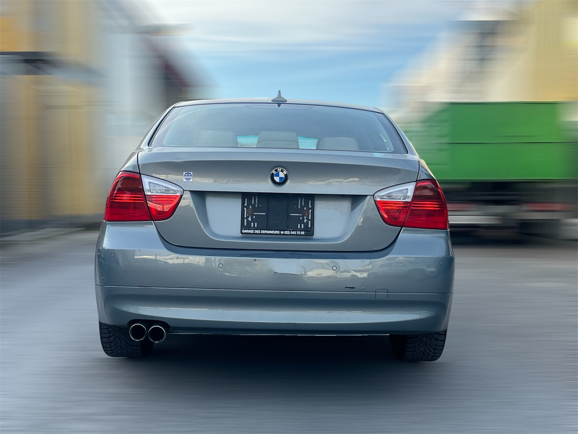 BMW 330i-image-5