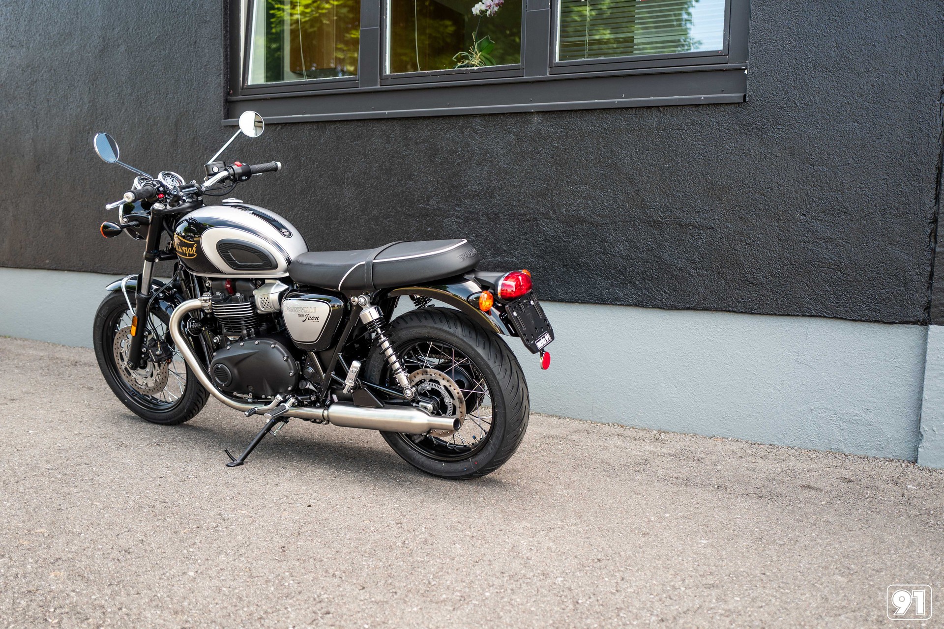TRIUMPH Bonneville 900 T 100 Special Edition-image-3