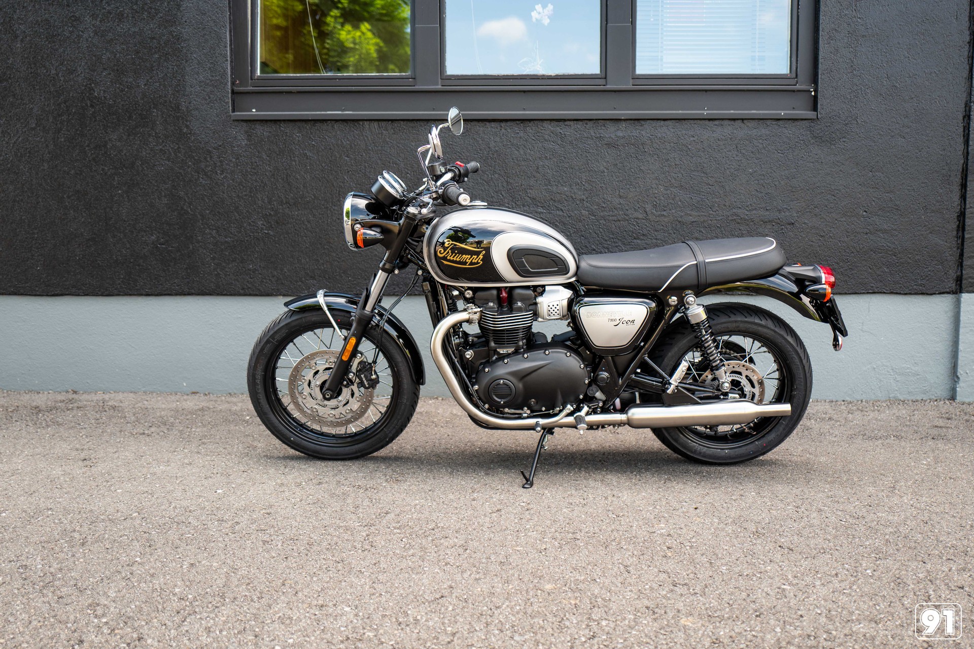 TRIUMPH Bonneville 900 T 100 Special Edition-image-2