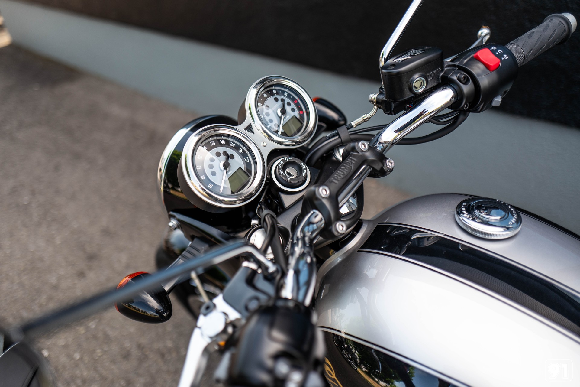 TRIUMPH Bonneville 900 T 100 Special Edition-image-4