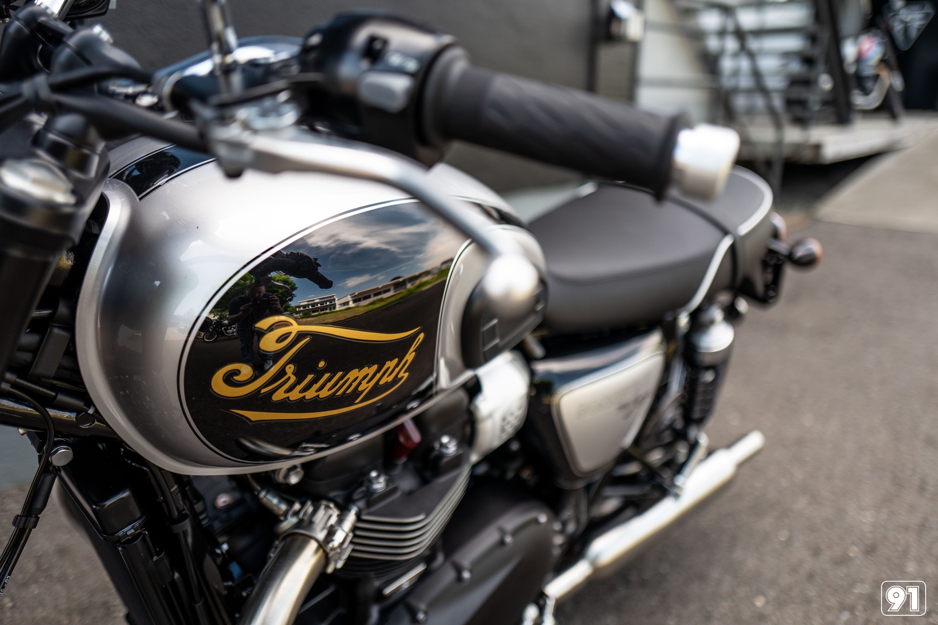 TRIUMPH Bonneville 900 T 100 Special Edition-image-5