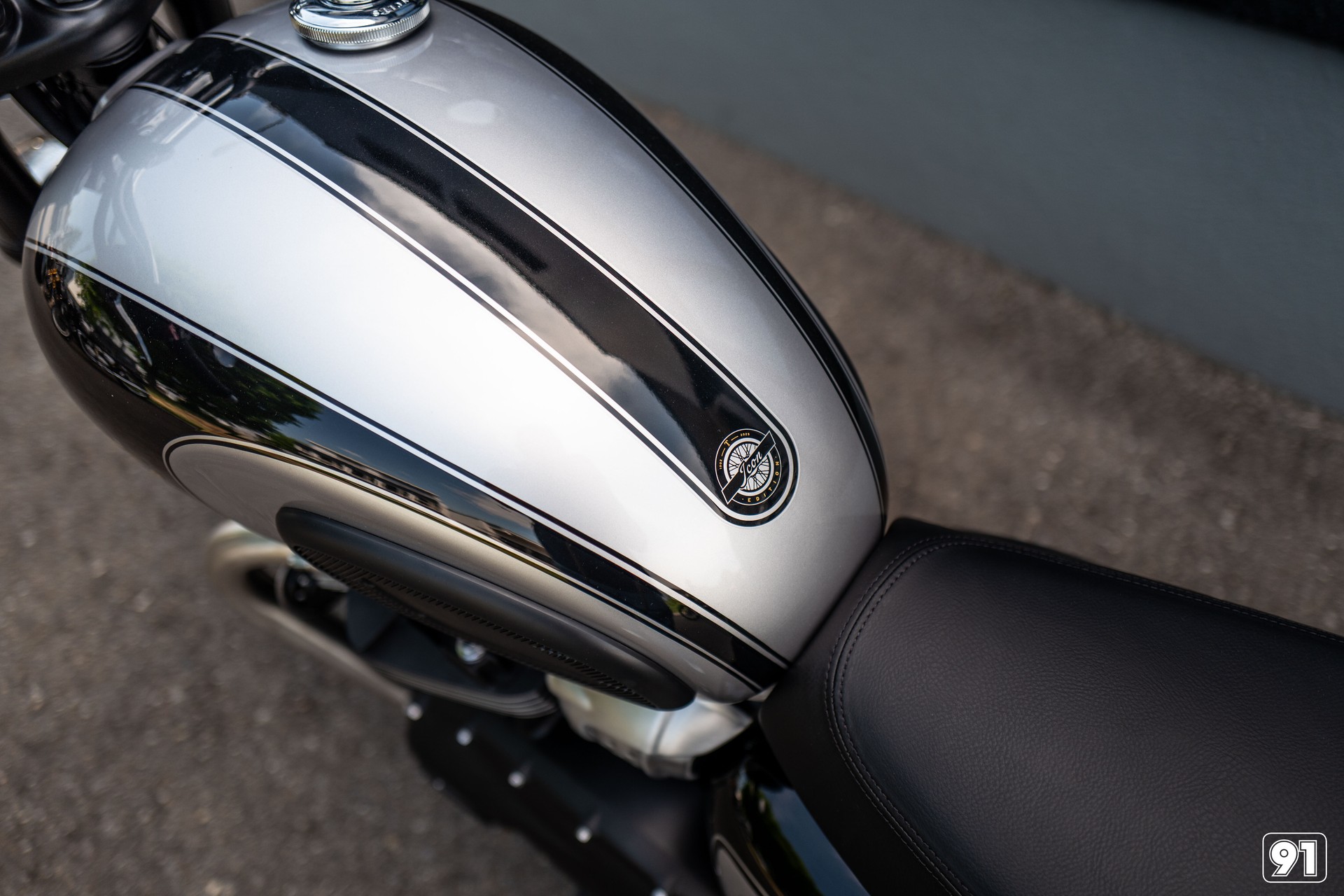 TRIUMPH Bonneville 900 T 100 Special Edition-image-6