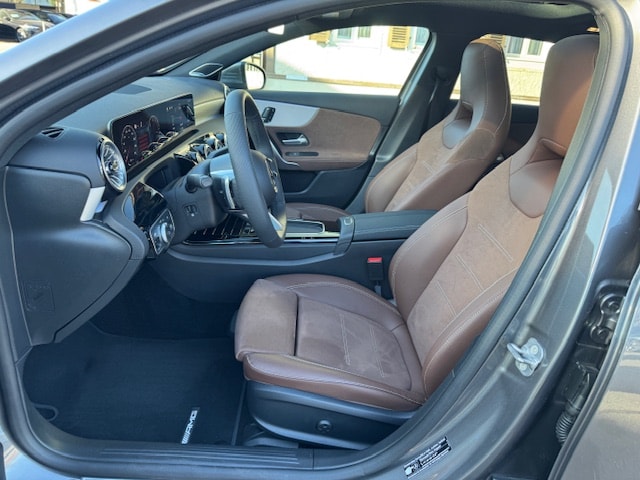 MERCEDES-BENZ A 250 e AMG Line-image-6