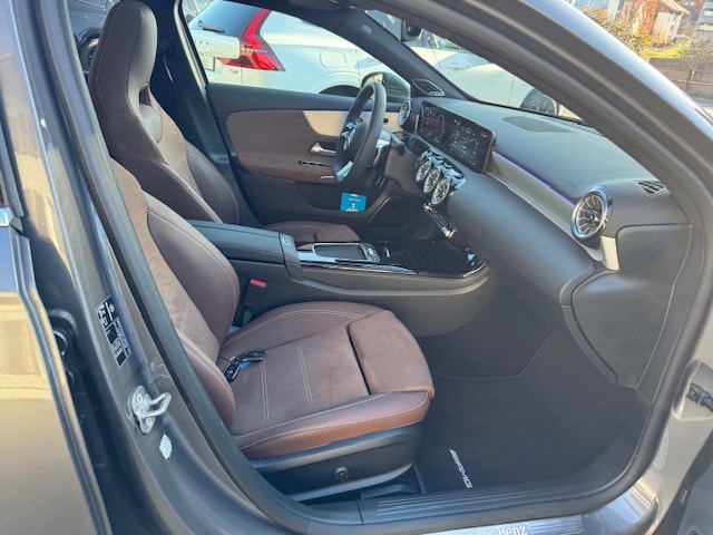 MERCEDES-BENZ A 250 e AMG Line-image-12