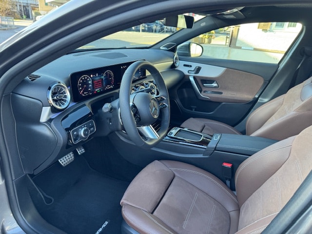 MERCEDES-BENZ A 250 e AMG Line-image-5