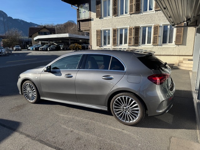 MERCEDES-BENZ A 250 e AMG Line-image-4