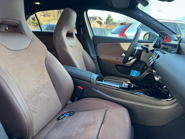 MERCEDES-BENZ A 250 e AMG Line-image-14