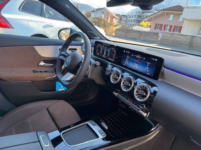MERCEDES-BENZ A 250 e AMG Line-image-13