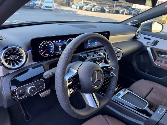 MERCEDES-BENZ A 250 e AMG Line-image-8