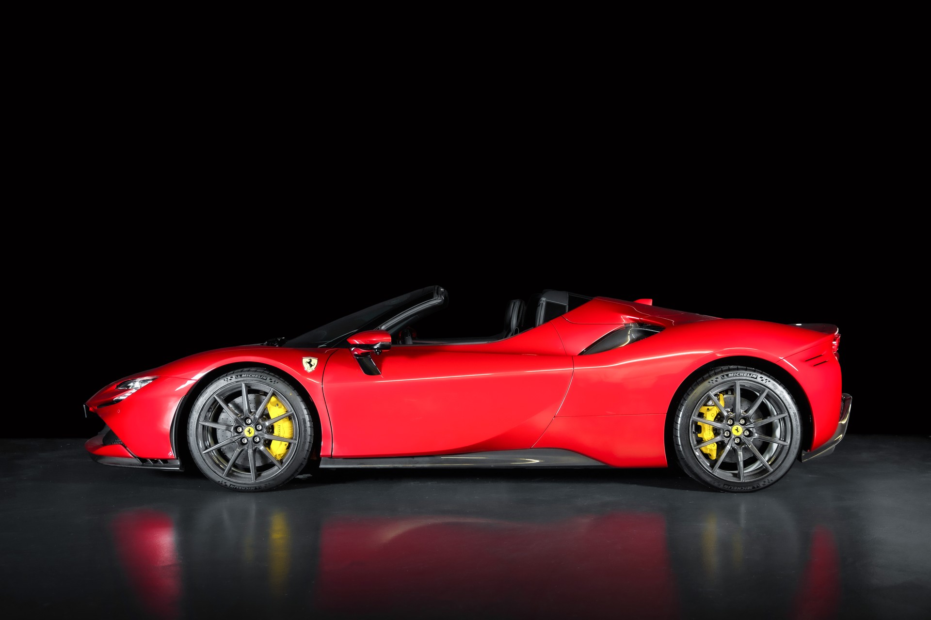 FERRARI SF90 Spider Rosso Monza Standort Wallisellen-showroom-element-3