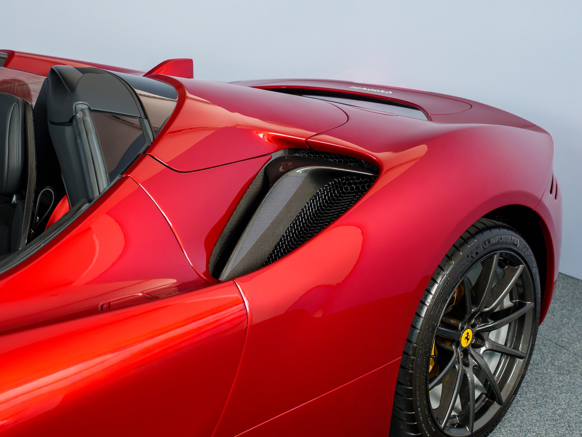 FERRARI SF90 Spider Rosso Monza Standort Wallisellen-showroom-element-3