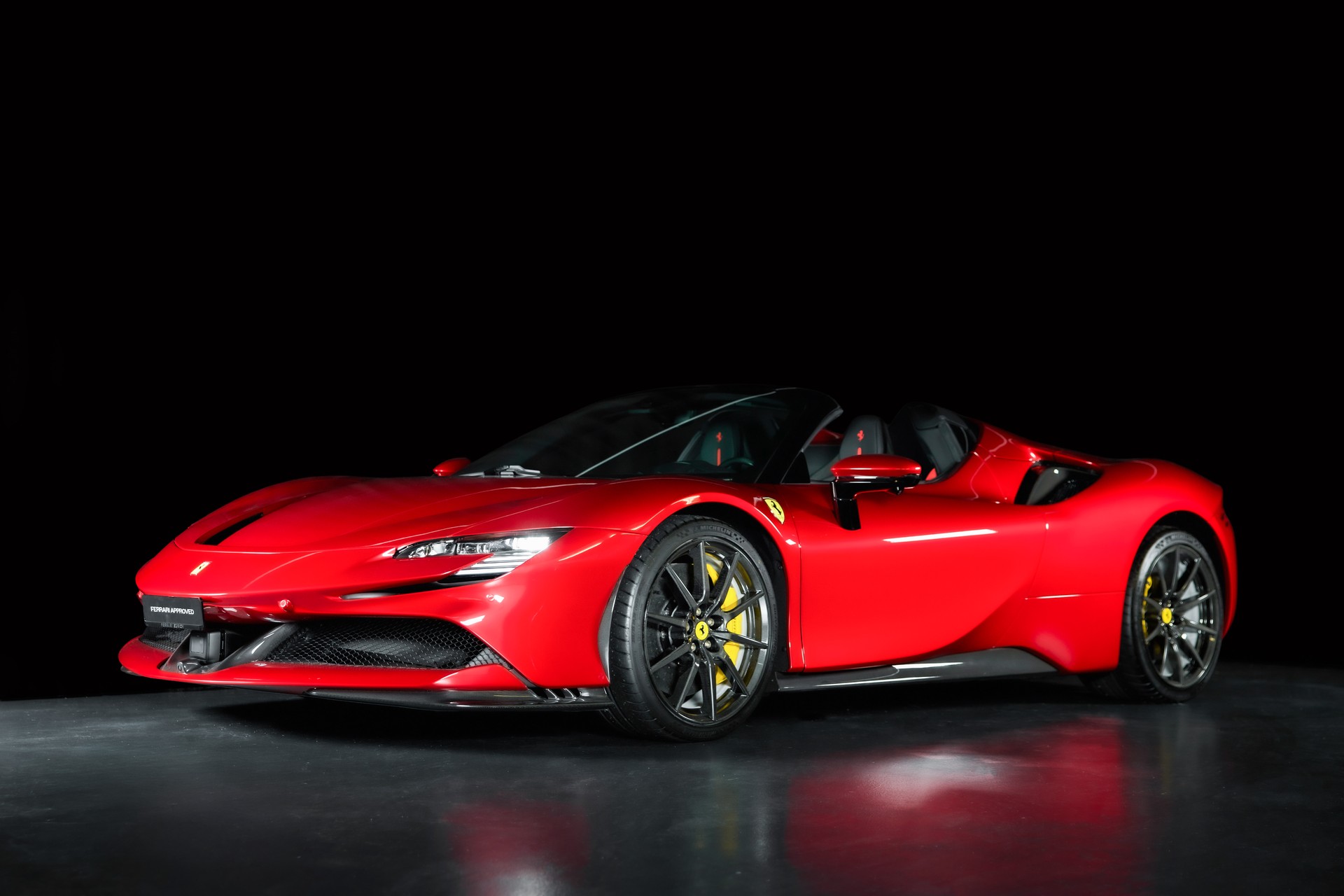 FERRARI SF90 Spider Rosso Monza Standort Wallisellen-showroom-element-1