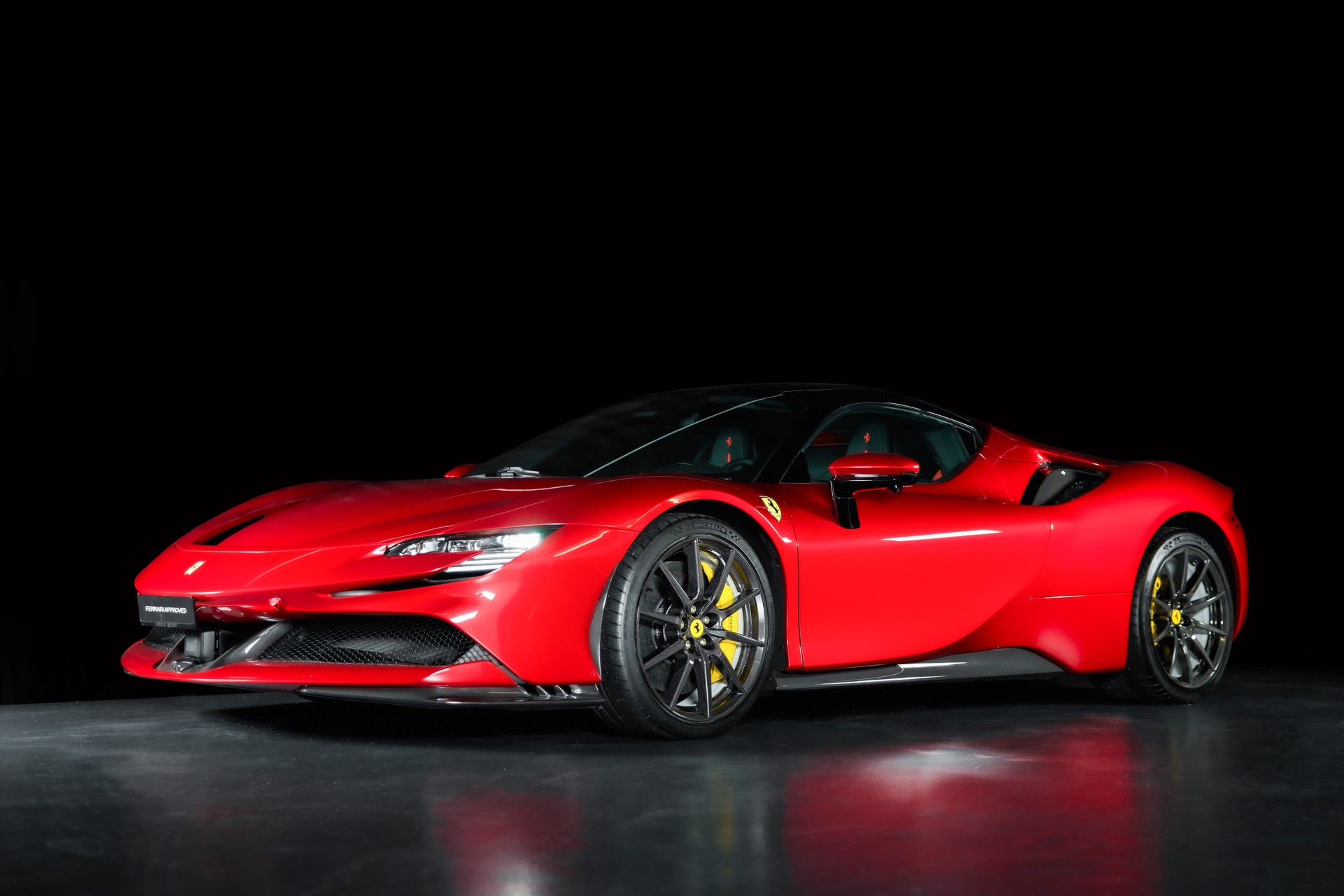 FERRARI SF90 Spider Rosso Monza Standort Wallisellen-showroom-element-2