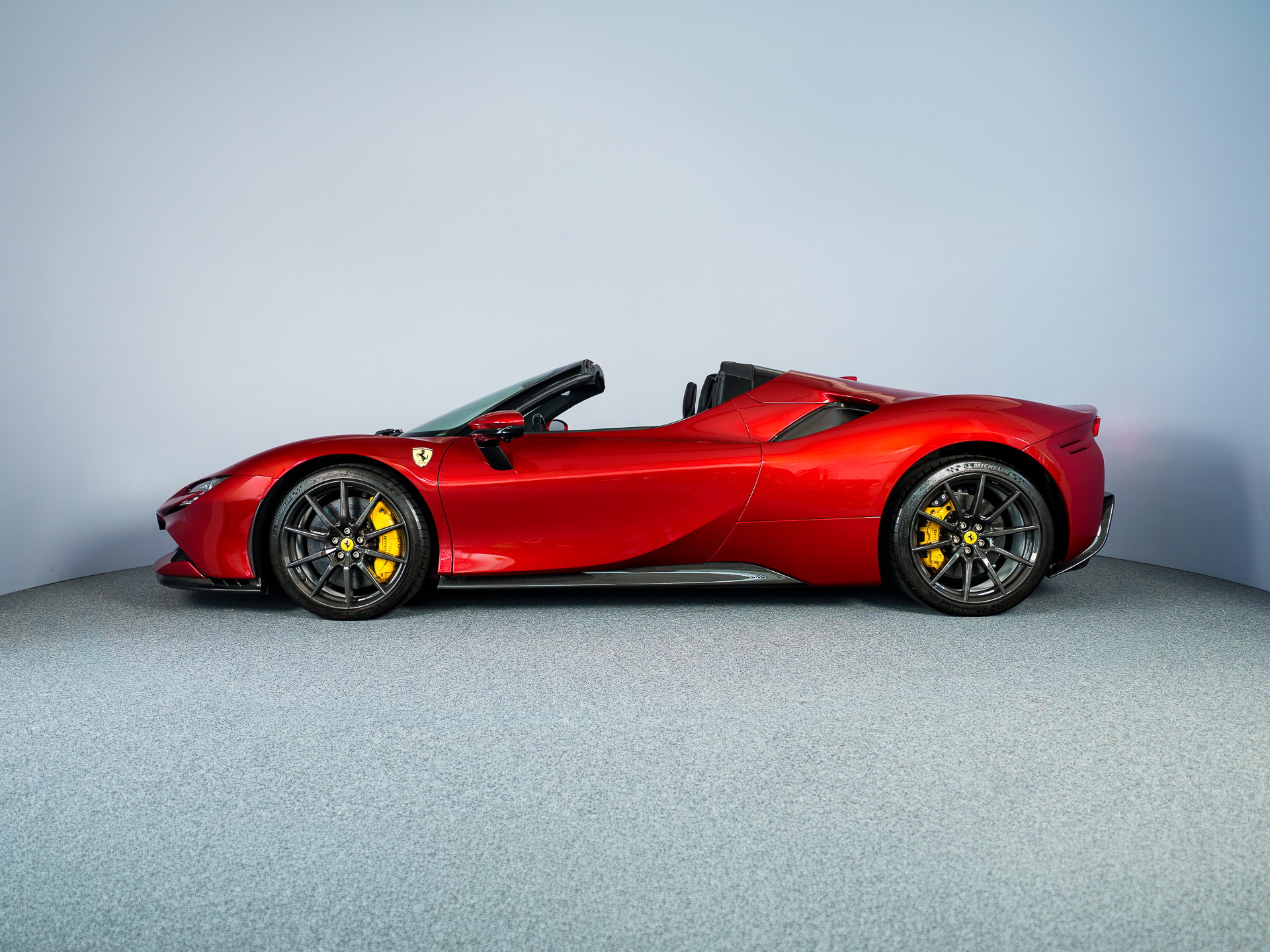 FERRARI SF90 Spider Rosso Monza Standort Wallisellen-showroom-element-1