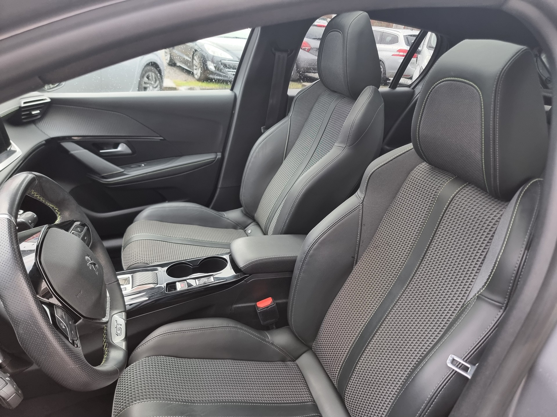 PEUGEOT 208 1.2 PureTech GT EAT8-image-7