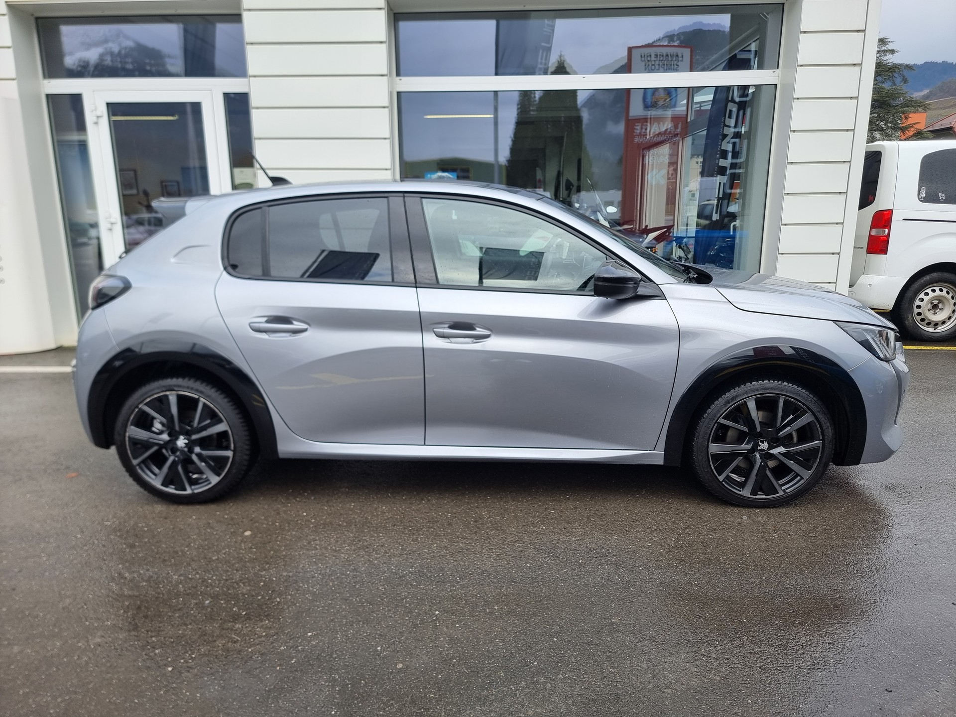 PEUGEOT 208 1.2 PureTech GT EAT8-image-1