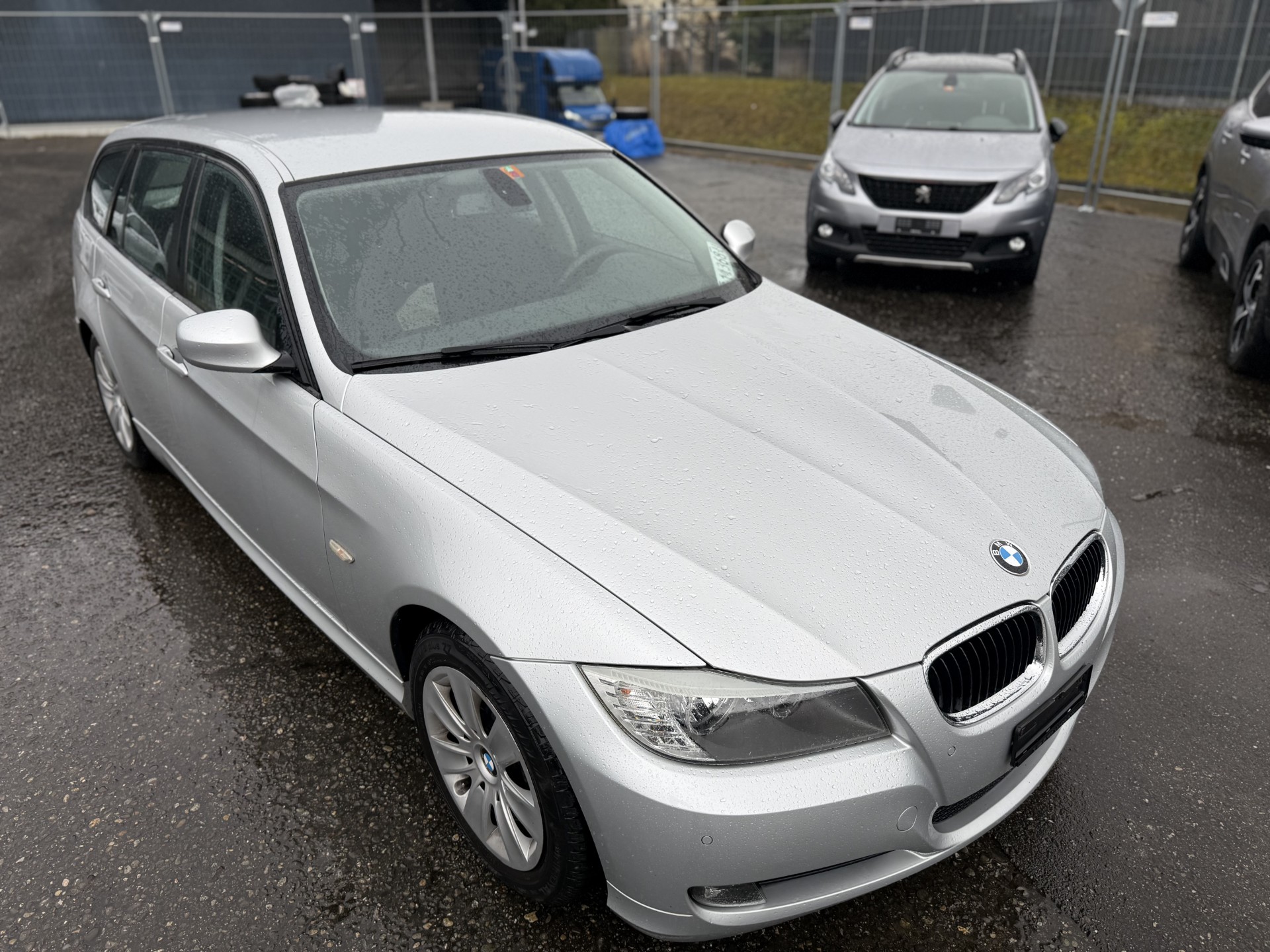 BMW 316i Touring-showroom-element-2