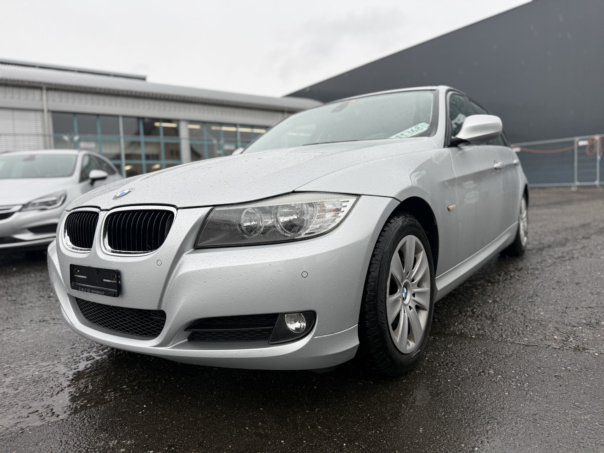 BMW 316i Touring-showroom-element-1