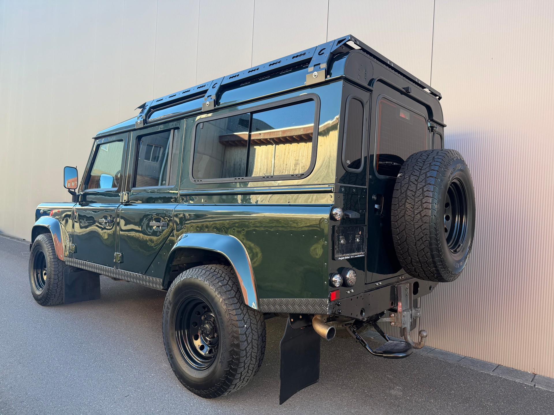 LAND ROVER Defender 110 TD5 Epsom-showroom-element-2