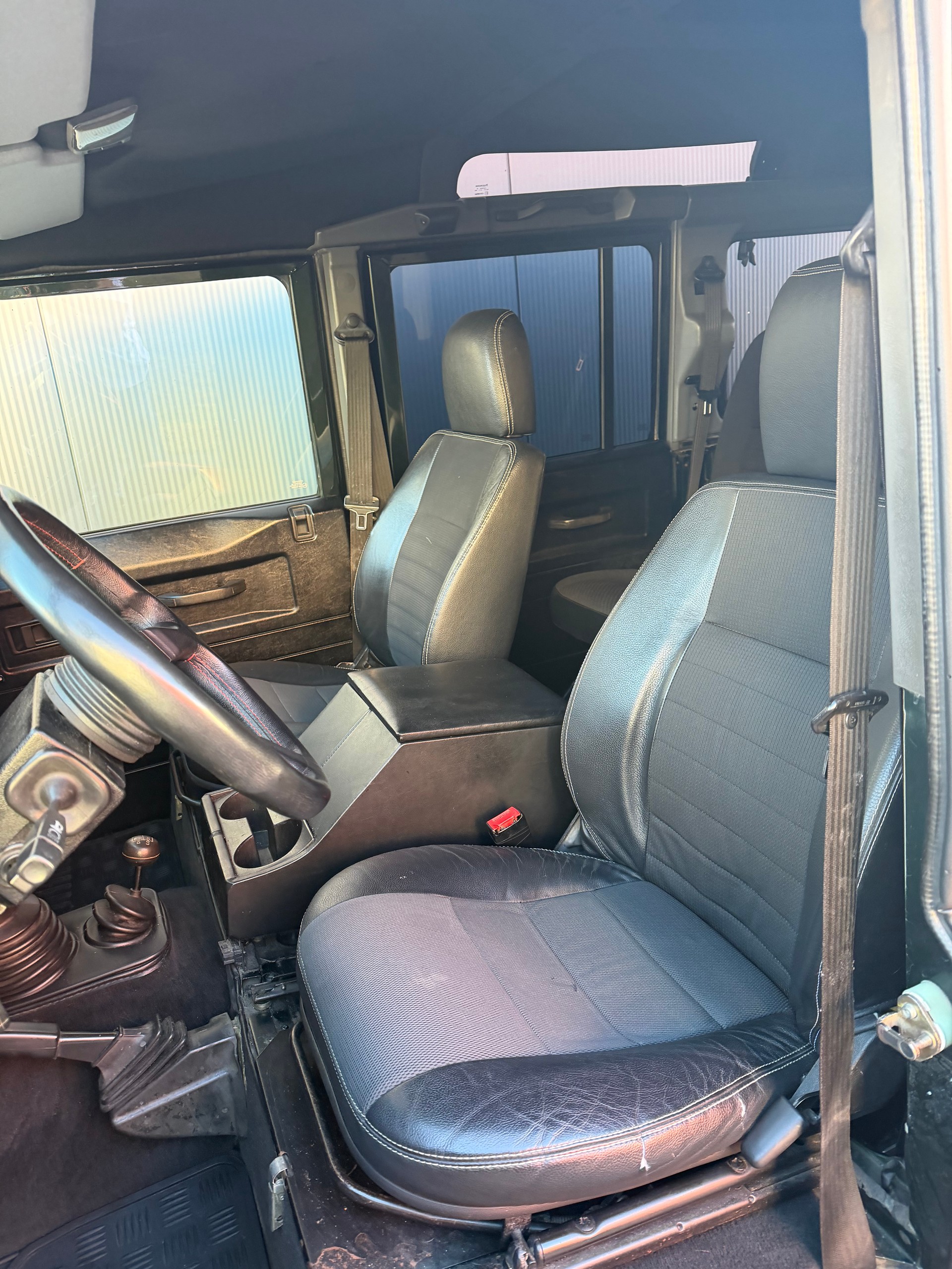 LAND ROVER Defender 110 TD5 Epsom-image-6