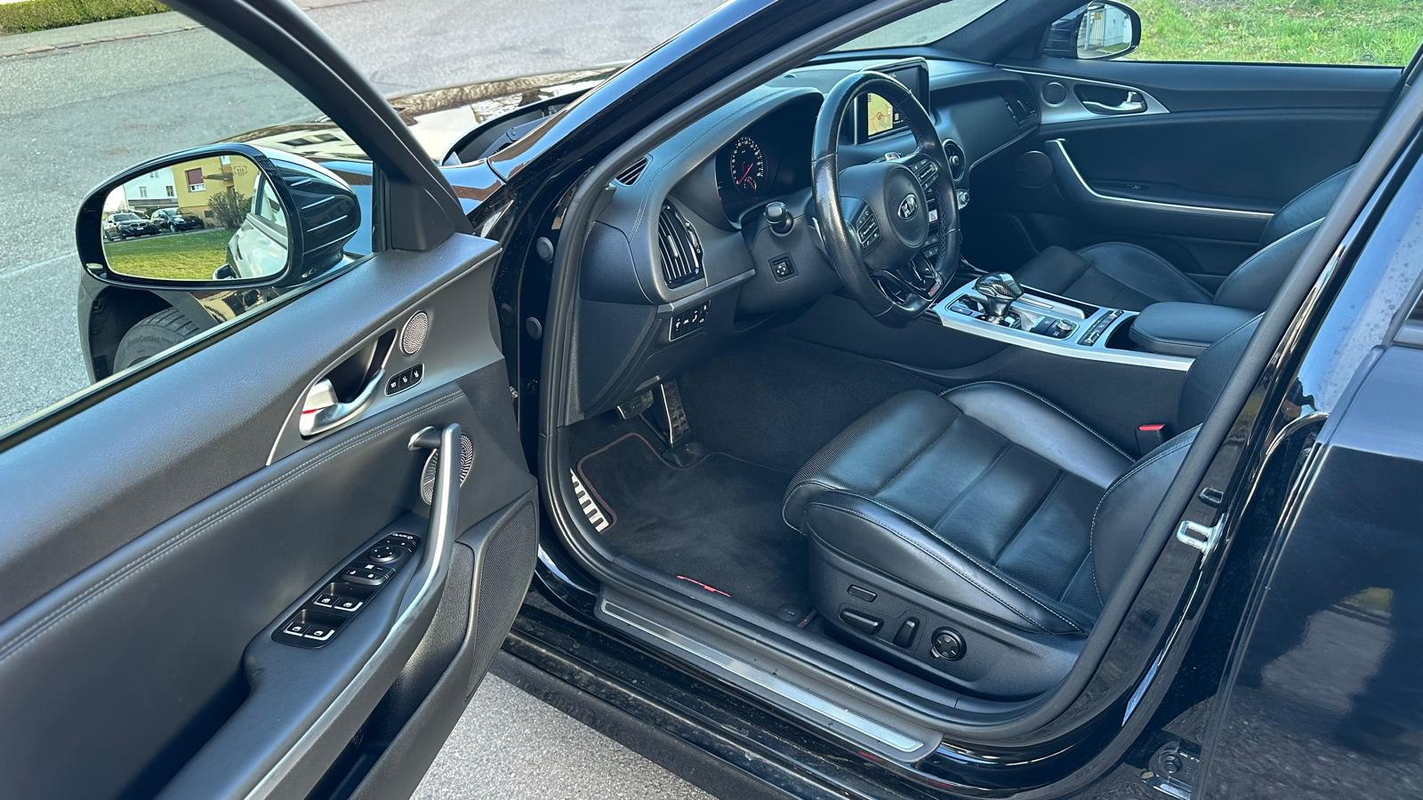 KIA Stinger 3.3 T-GDi GT Automat AWD-image-3